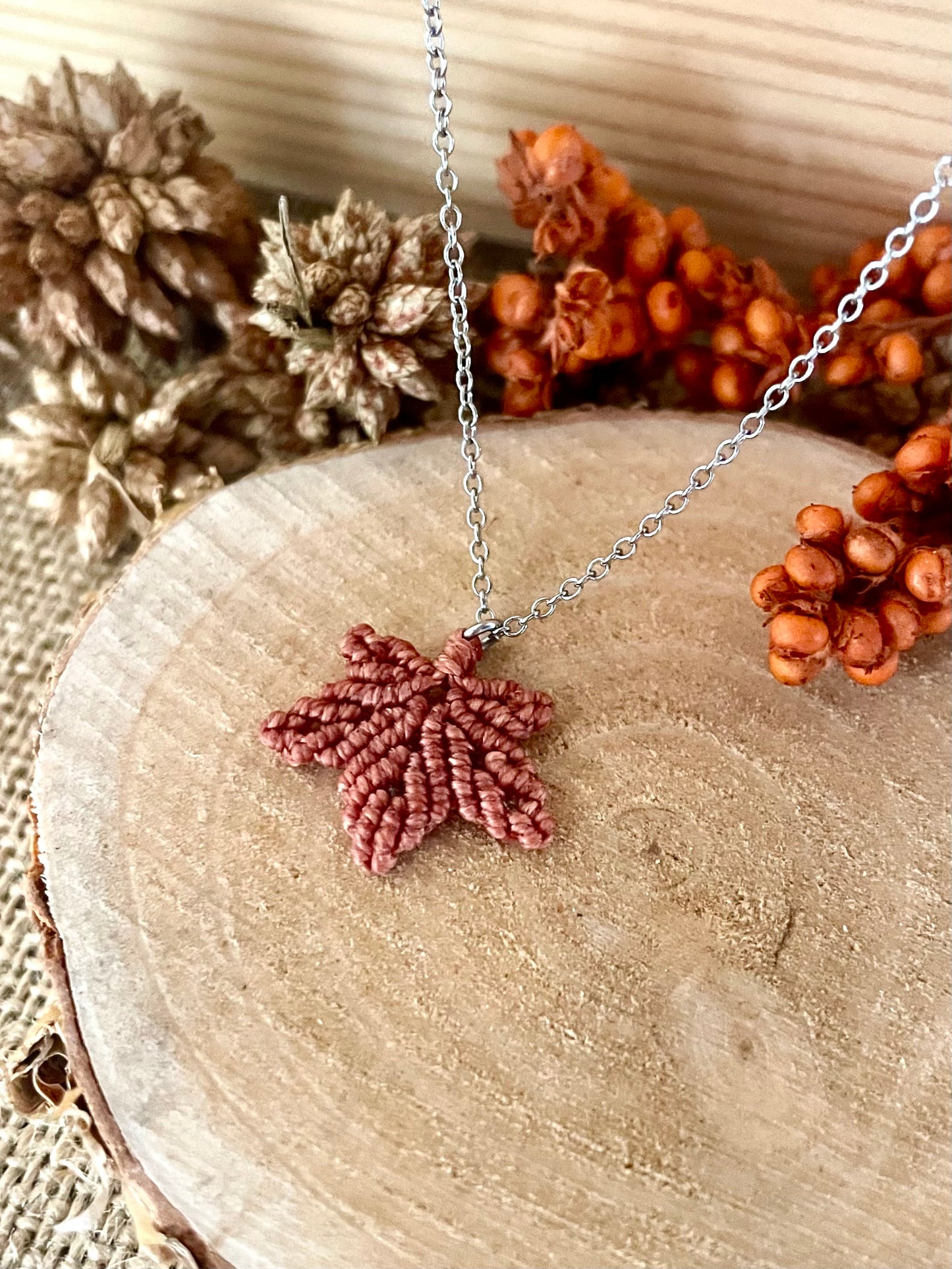 Collier Feuille d’érable / Couleur au choix ✨