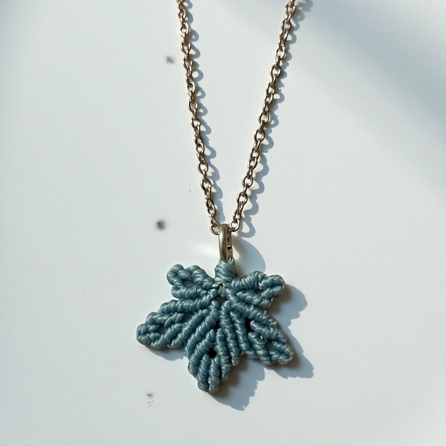 Collier Feuille d’érable / Couleur au choix ✨